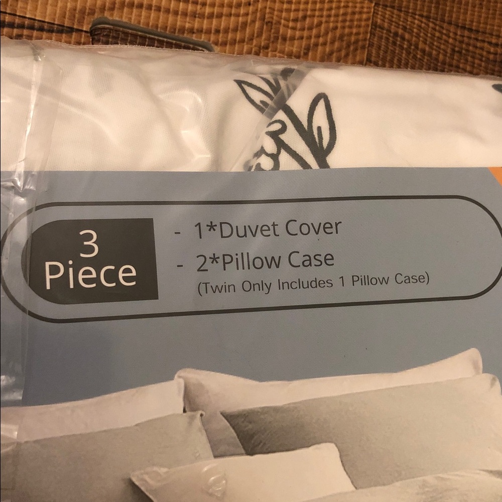 🆕Amazon White and Gray Floral Duvet Cover Set. size King - Picture 8 of 9